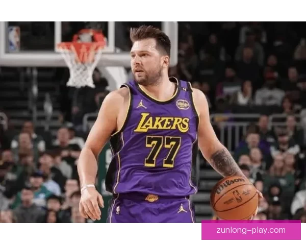 湖人首节大比分落后雷霆东契奇低迷里夫斯伤情引关注 湖人首节大比分落后雷霆东契奇低迷里夫斯伤情引关注